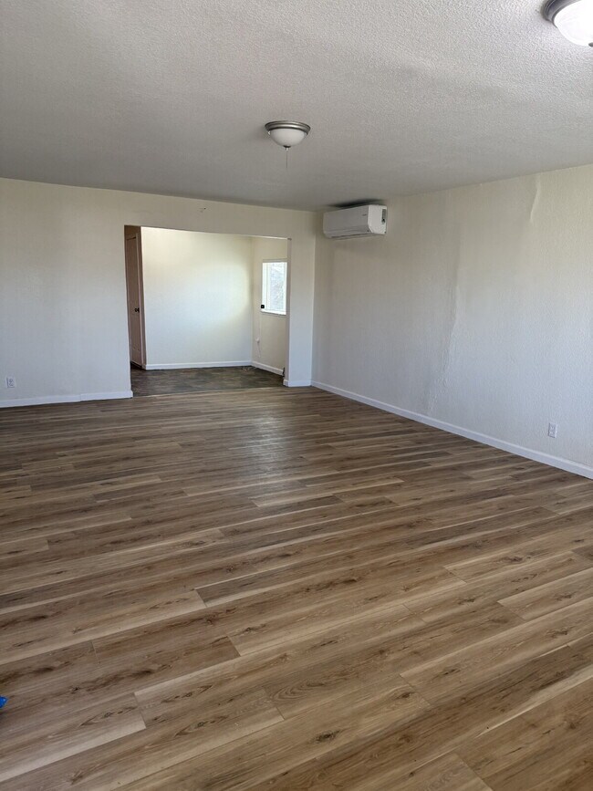 Building Photo - Charming 3-bedroom, 2-bathroom home located in the heart of Brentwood