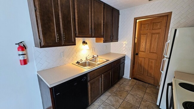 Building Photo - 7964-7966-7966 Goldsmith Dr