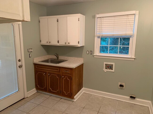 Building Photo - 350 Hollyberry Dr