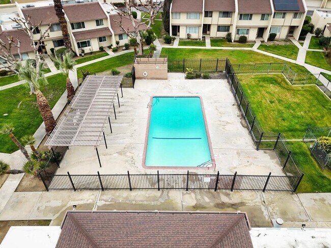 Building Photo - Beautifully 4-bedroom, 2.5-bathroom Condo—ready and waiting for you!