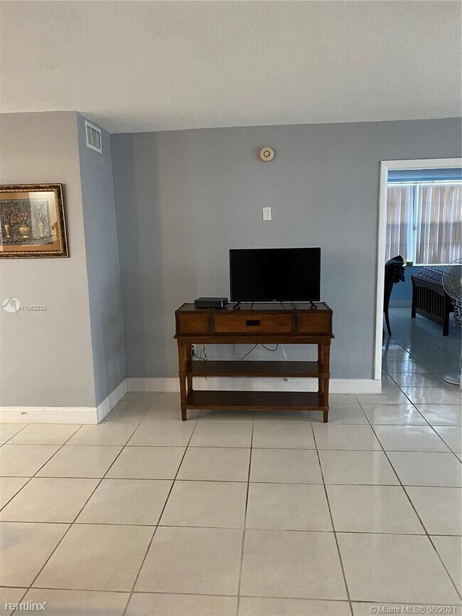 Building Photo - 2 br, 2 bath Condo - 1551 NE Miami Gardens Dr