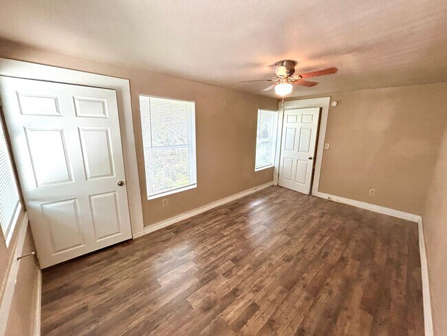 Building Photo - 1137 W Ashby Pl