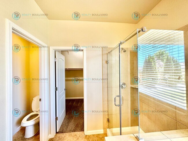 Building Photo - 3 Bedroom 2 Bathroom with Garage covered patio and beautiful yard!