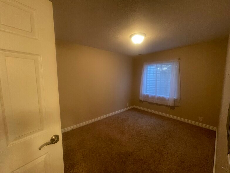 Building Photo - 143 E Box Elder Dr