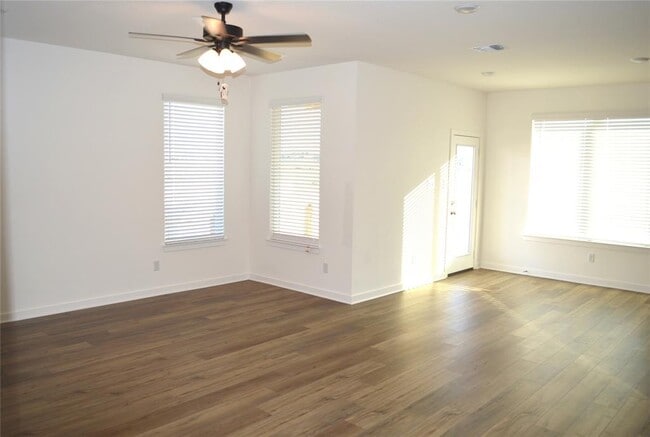 Building Photo - 2007 Filmore Cv