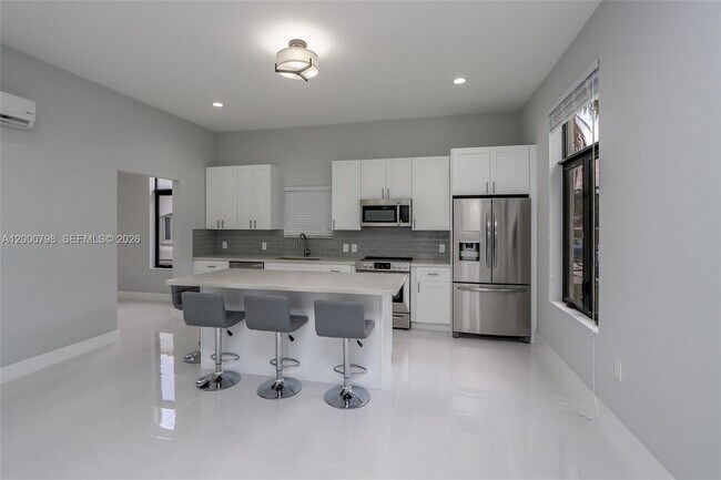 Building Photo - 5126 SW 57th Ave