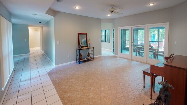 Building Photo - Park Avenue- 4 Bedroom/3 Bath - BEAUTIFUL!