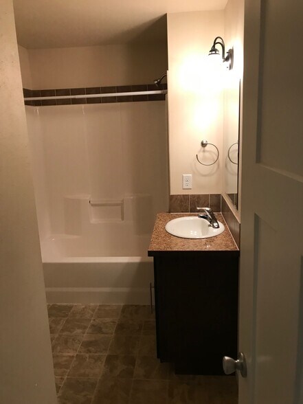 Building Photo - 1220 W Bismark Ave