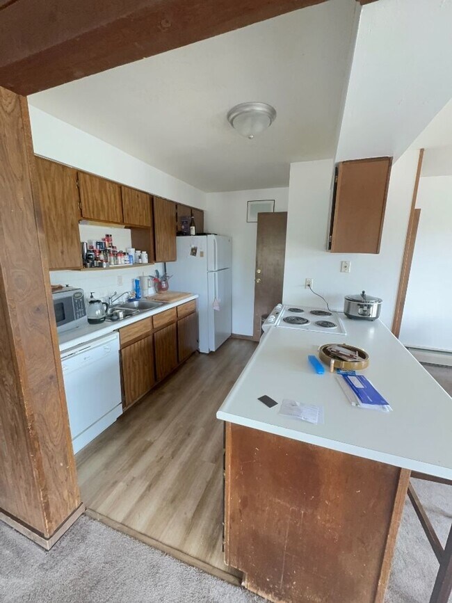 Building Photo - Lake Cliffe Condo - Spacious 2 Bedroom/2 B...