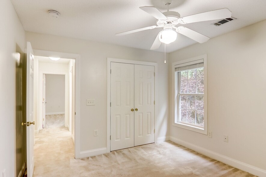 Building Photo - 893 W Pointe Dr