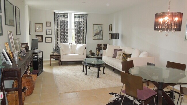 Building Photo - 511 SE 5 Ave