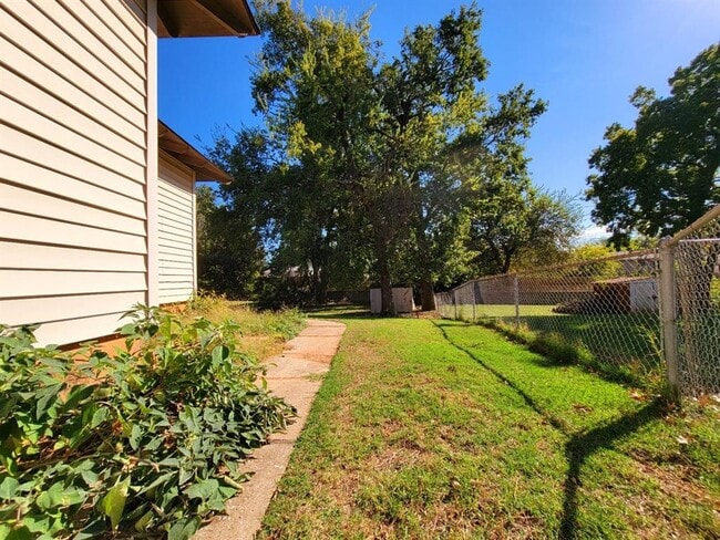 Building Photo - 712 Arthur Dr