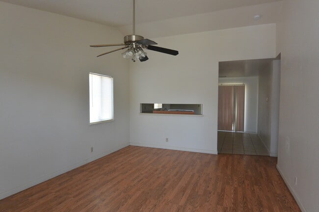 Building Photo - Nice home in Northwest Tulare neighborhood near schools