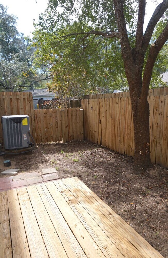 Building Photo - Two Bedroom Townhome in FWB