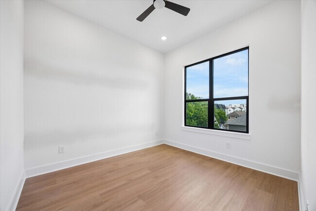 Building Photo - 1325 W 22nd St
