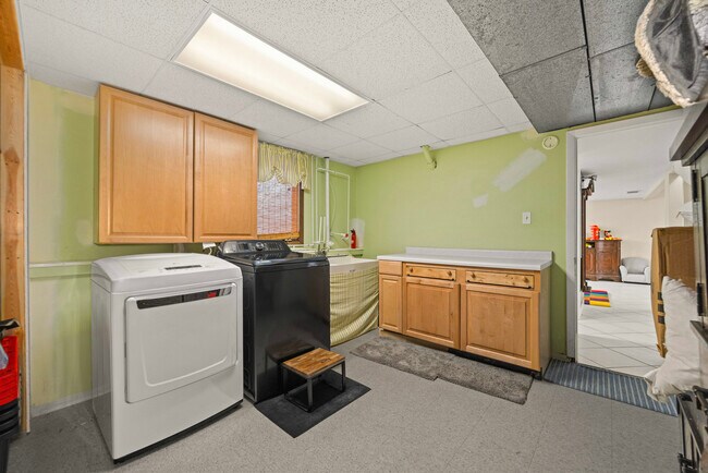 Building Photo - 641 Woods St