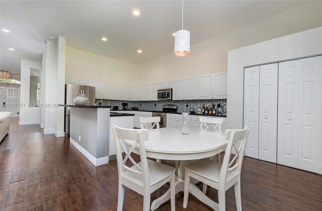 Building Photo - 1225 Skylark Dr