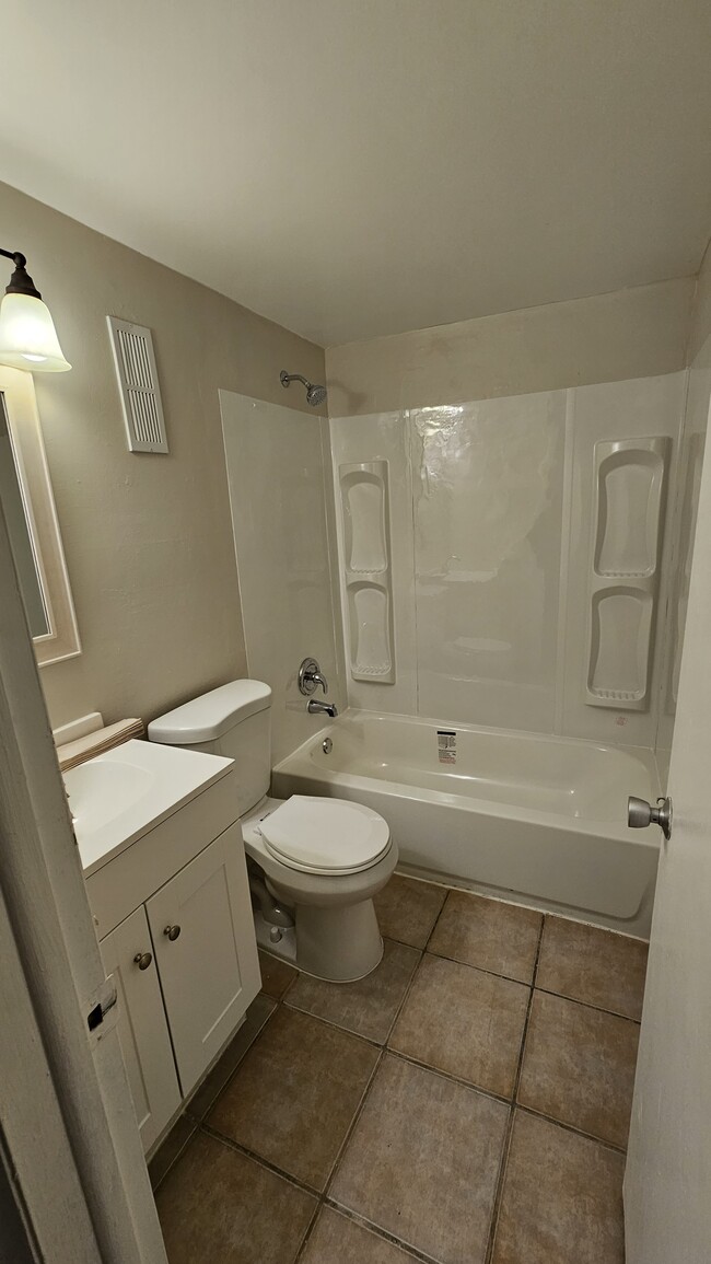Primary Photo - 1035 W 77th St