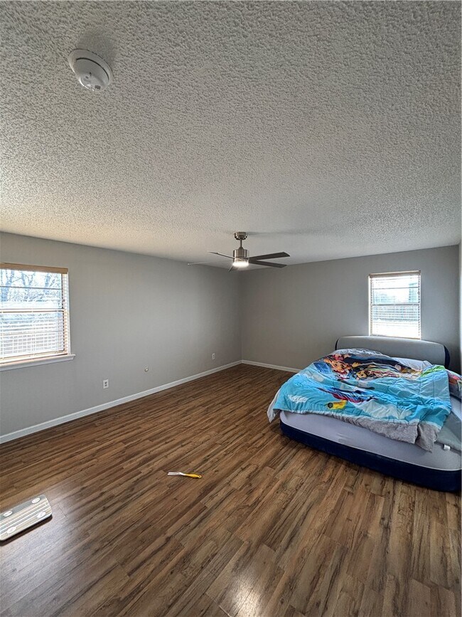 Building Photo - 2406 SW 16th St