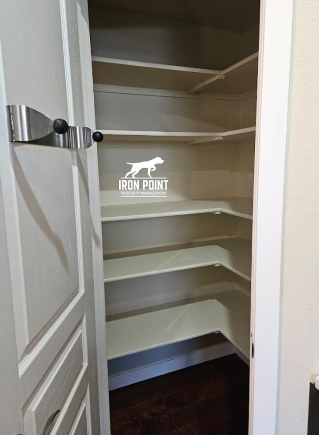 Building Photo - 3bed/2.5 bath Townhome in Boise w/2 Car Garage, Community Pool & Fitness Center