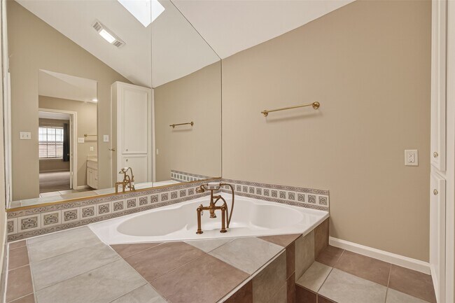 Building Photo - 2413 Potomac Dr