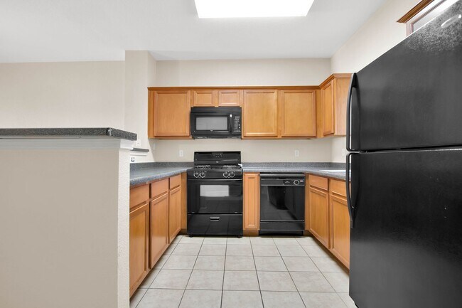 Building Photo - Adorable 3 bedroom 2.5 bath condo in Easts...