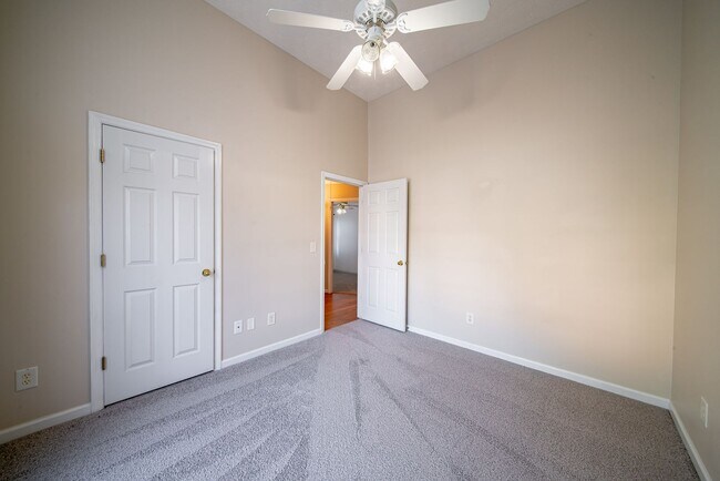 Building Photo - 3 bedroom 2 bath North Columbus