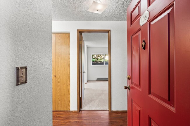 Building Photo - Well Maintained Condo
