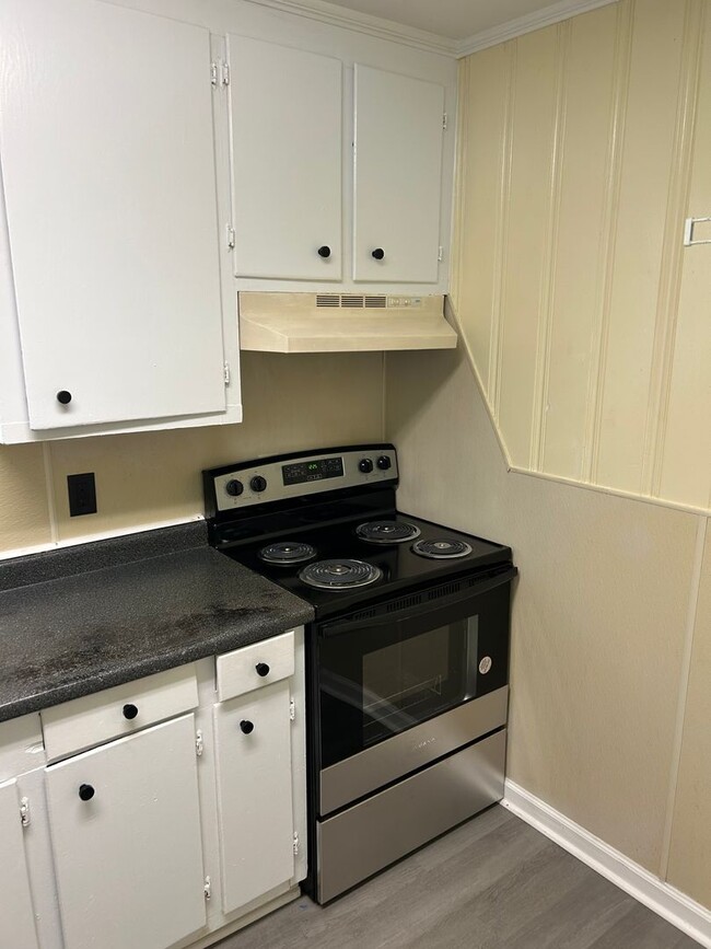 Building Photo - 3 Bedroom 1 bathroom Renovated! 5 minutes ...