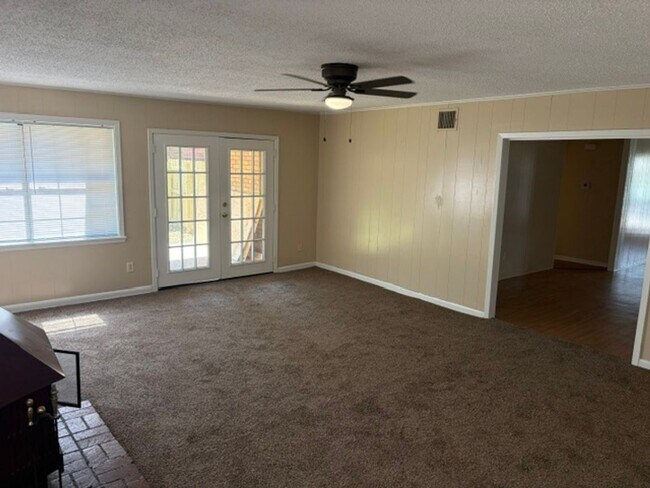 Building Photo - Beautiful Southern Hills 3 Bedroom Home