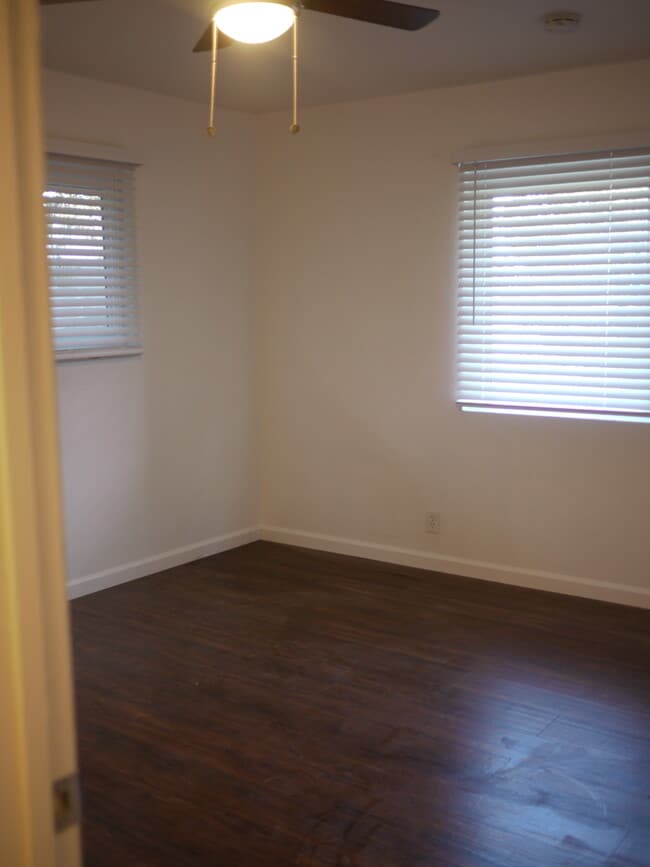 Building Photo - Charming 2-Bed, 1.5-Bath Home with 2-Car Garage in Hesperia, CA!