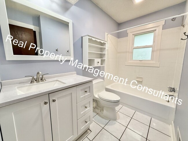 Building Photo - Spacious 4 Bedroom Home in Shawnee Mission!