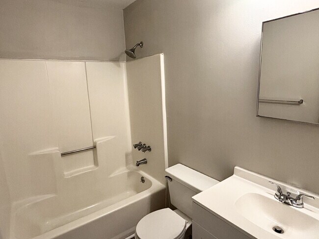 Building Photo - Move-In Special $200.00 Off First Month's ...