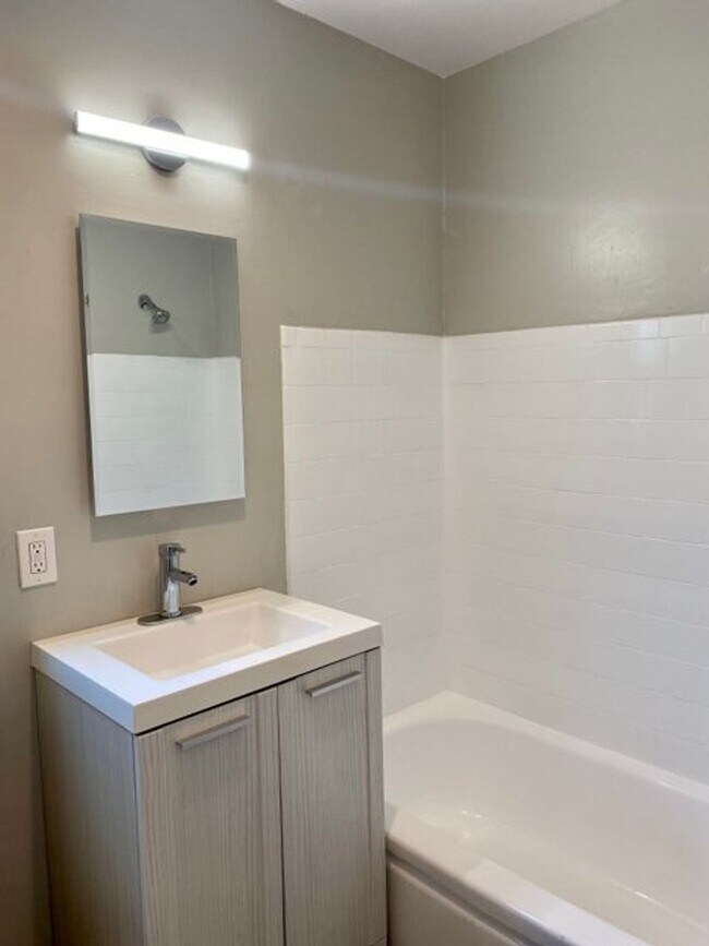 Building Photo - Charming 2 Bedroom in University Heights w...