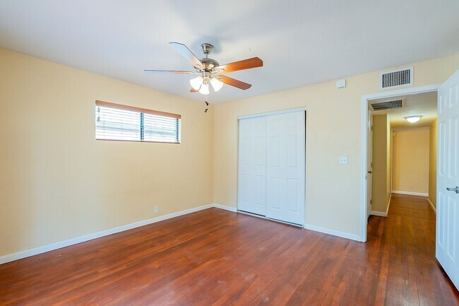 Building Photo - 2333 E Drachman St