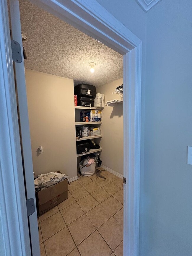 Building Photo - Roommate Needed!!  Walk to the Square! Available NOW...