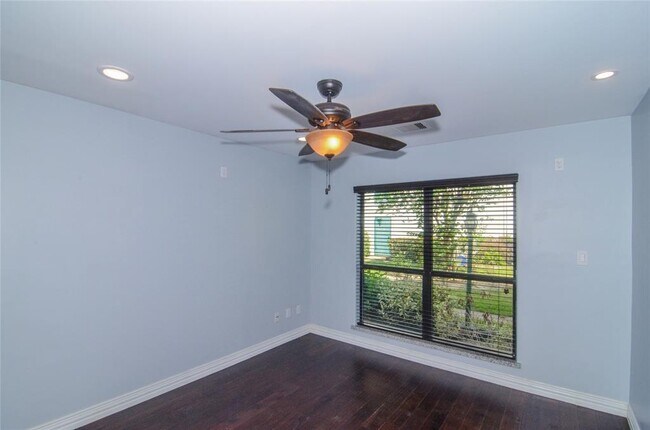 Building Photo - 2832 S Bartell Dr