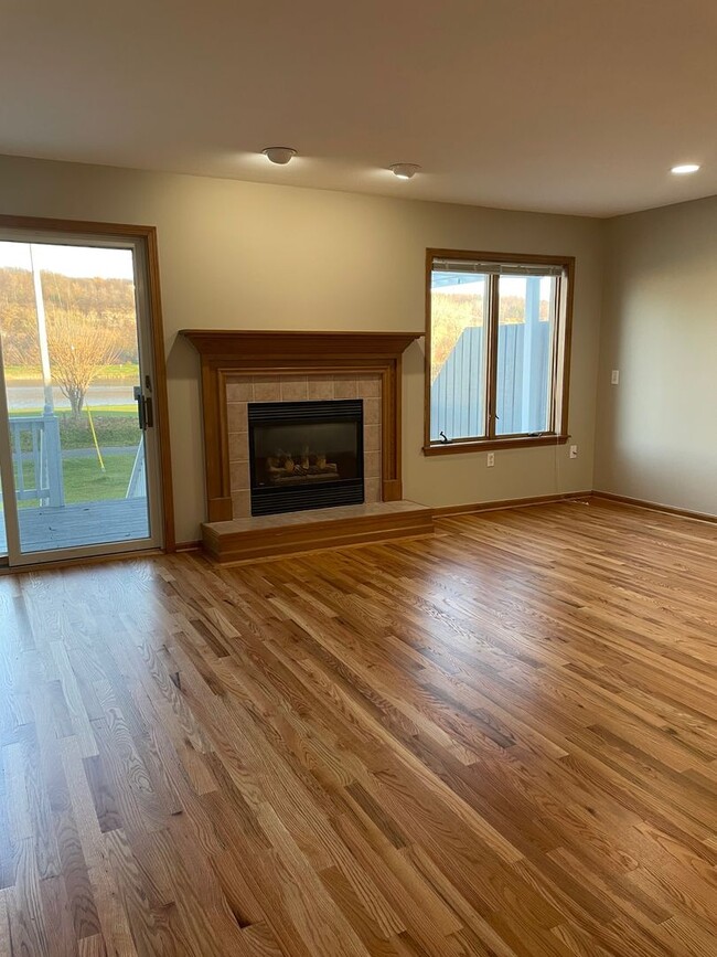Building Photo - Waterfront! 3 Bedroom, 2 Bath Condo- Erie Village, East Syracuse