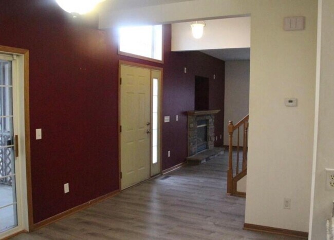 Building Photo - End Unit Townhome *3Bed/2.5 Bath*3 Season Porch! Available 10/1.