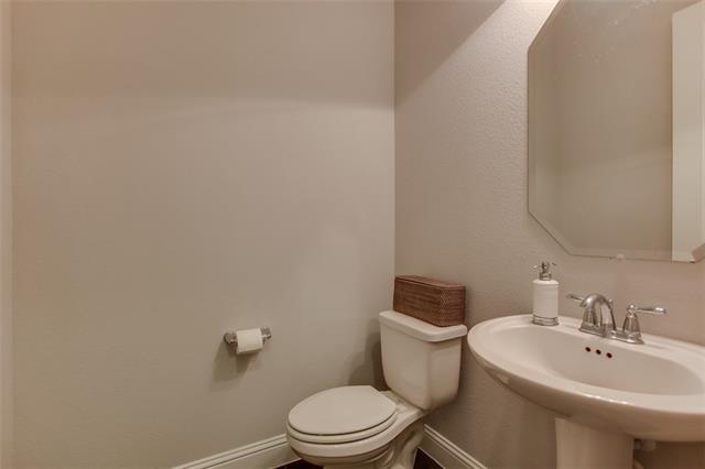 Building Photo - 612 Club Dr