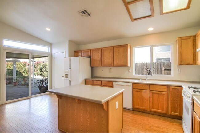 Building Photo - Great 3 Bedroom, 2 Bath 1524 Sqft. Rancho ...