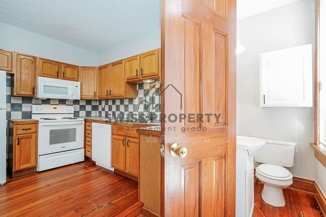 Building Photo - 804 E Main St