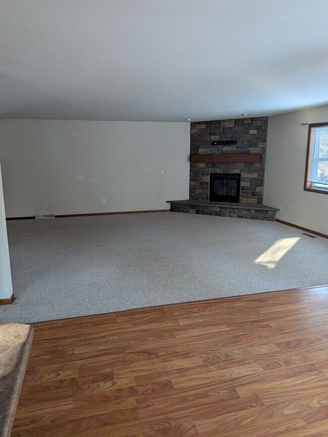 Building Photo - 3381/3383 Bridlewood Dr