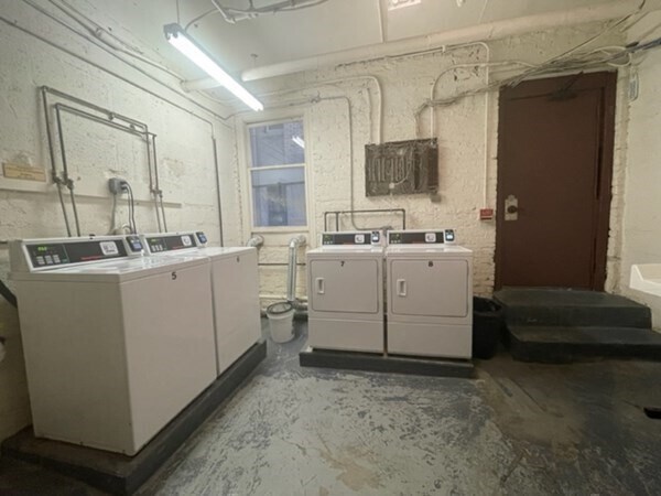 Building Photo - 69 Park Dr