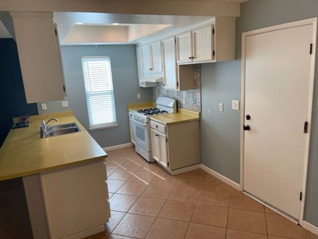 Building Photo - 1825 Vista Creek Dr