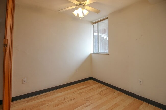 Building Photo - 2BR/1BA Apartment - Near Campus - Swift access to Class! WATER INCLUDED! $1,000/MO