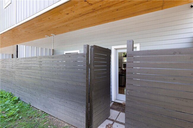 Building Photo - 352 W 5th St