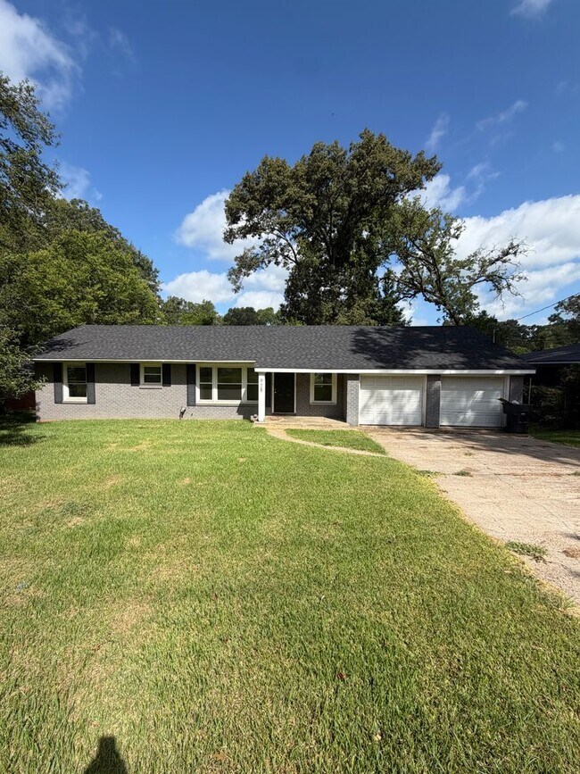Building Photo - 928 Poleman Rd