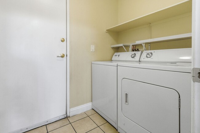 Building Photo - GORGEOUS TWO STORY TOWNHOME IN LAS VEGAS