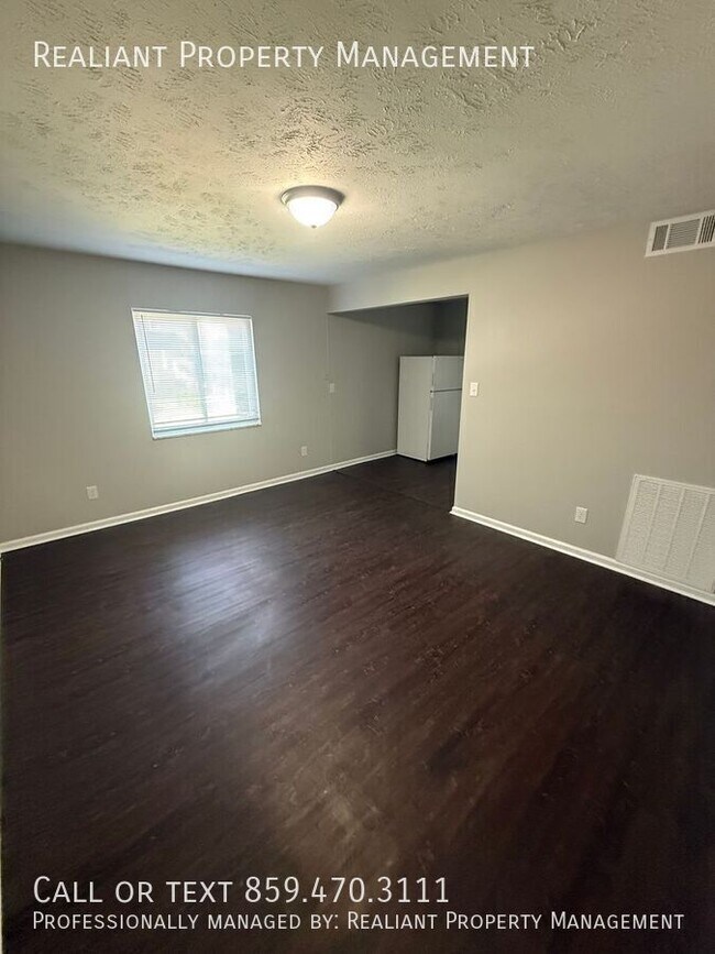 Building Photo - 208 Lakeshore Dr